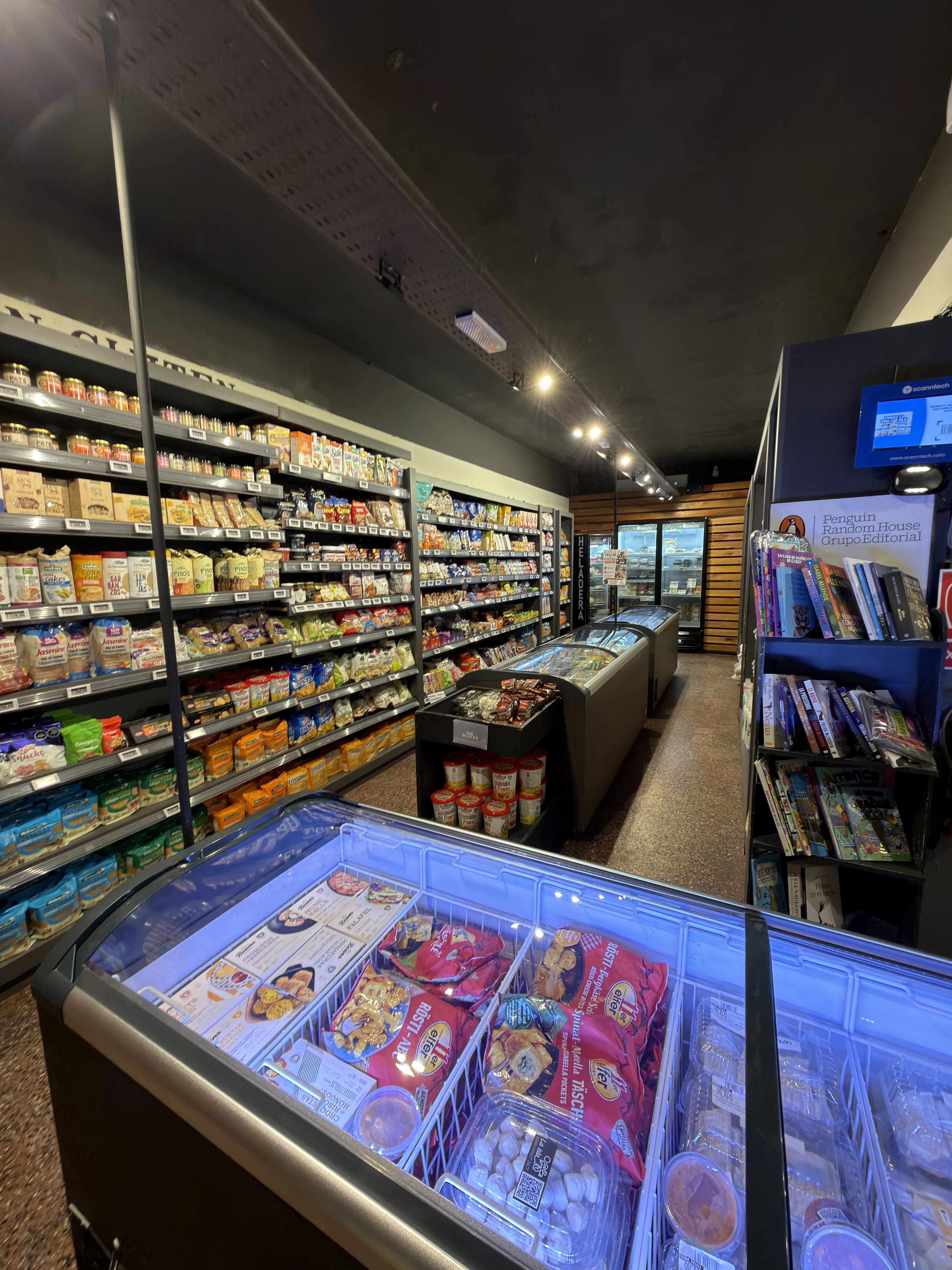 Sector de productos sin gluten de La Isla 24/7 en Maldonado