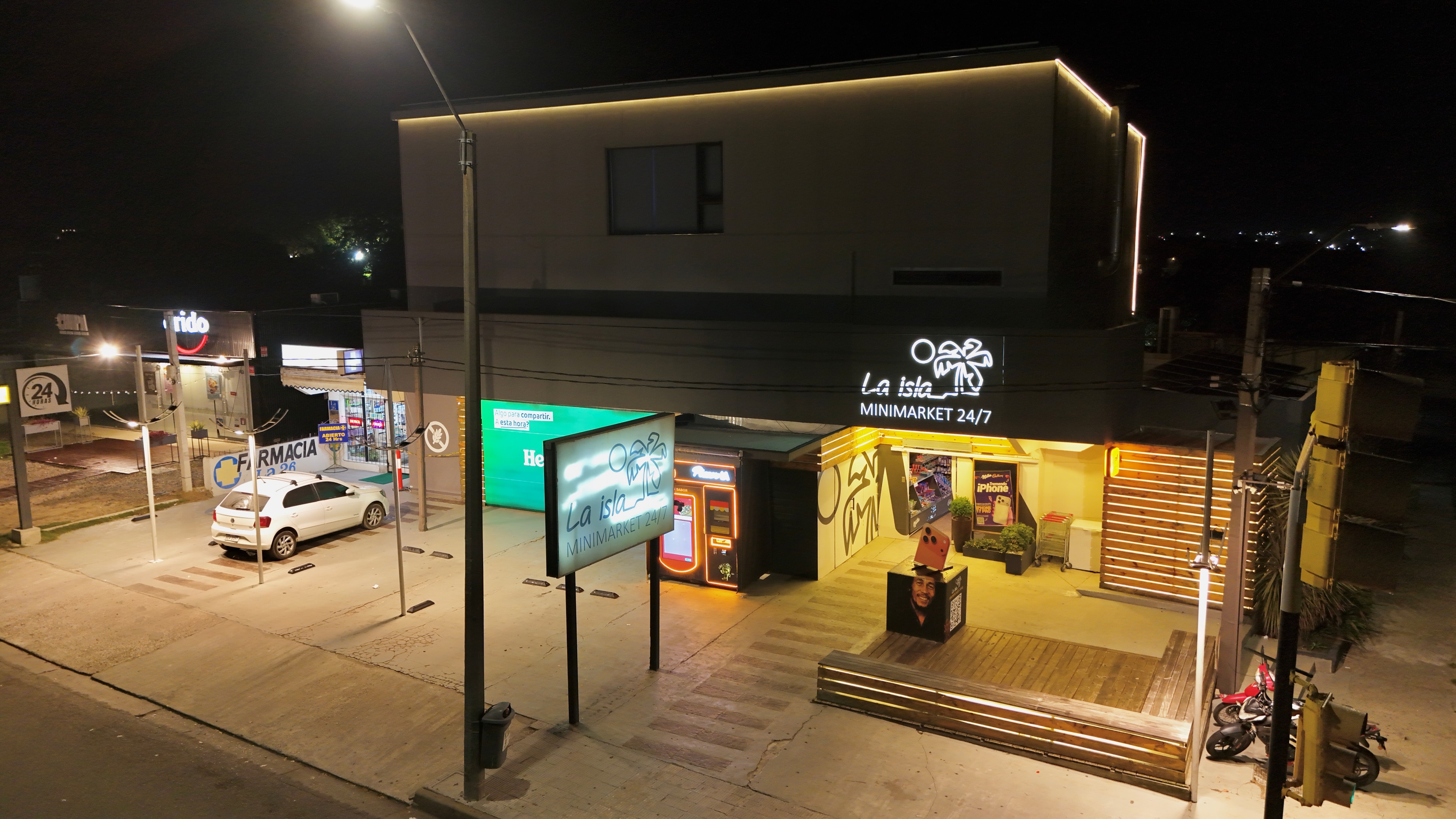 Fachada de La Isla 24/7 en Maldonado de noche